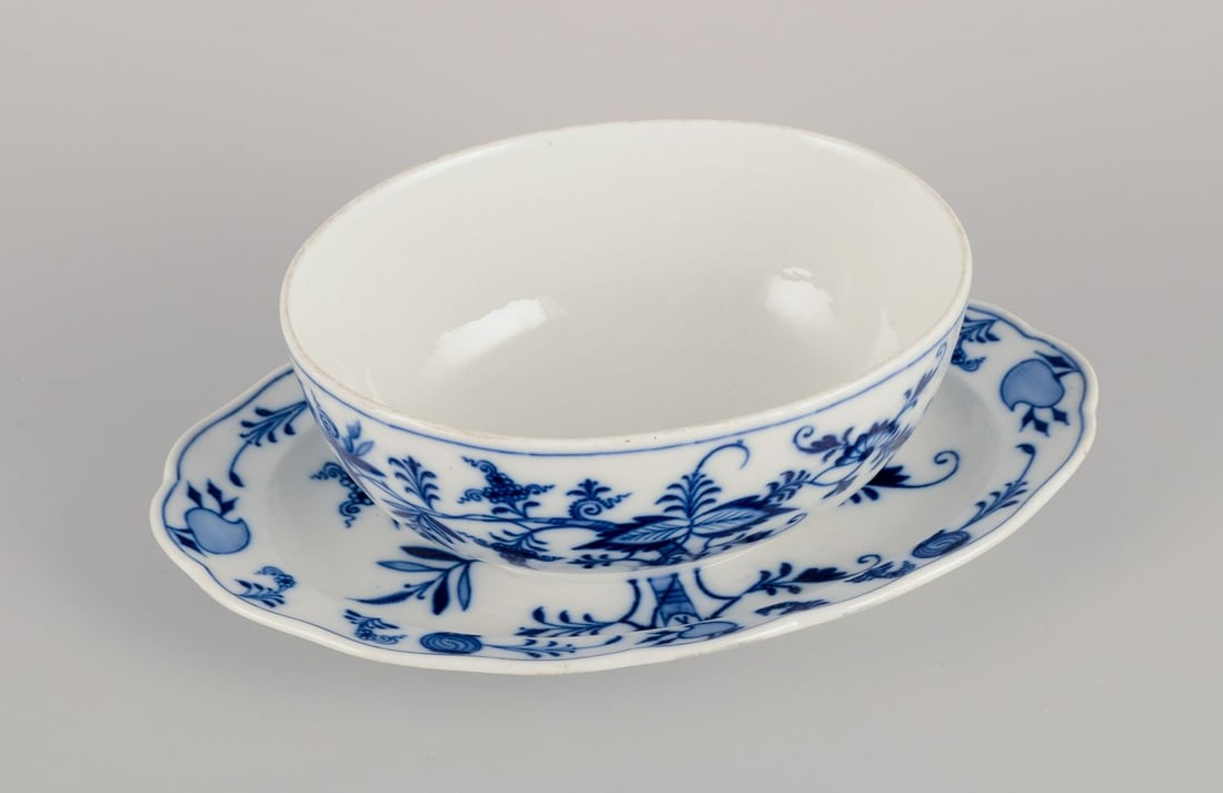 Meissen, Germany. Large Blue Onion pattern sauce boat in porcelain. Approx. 1900. - 3