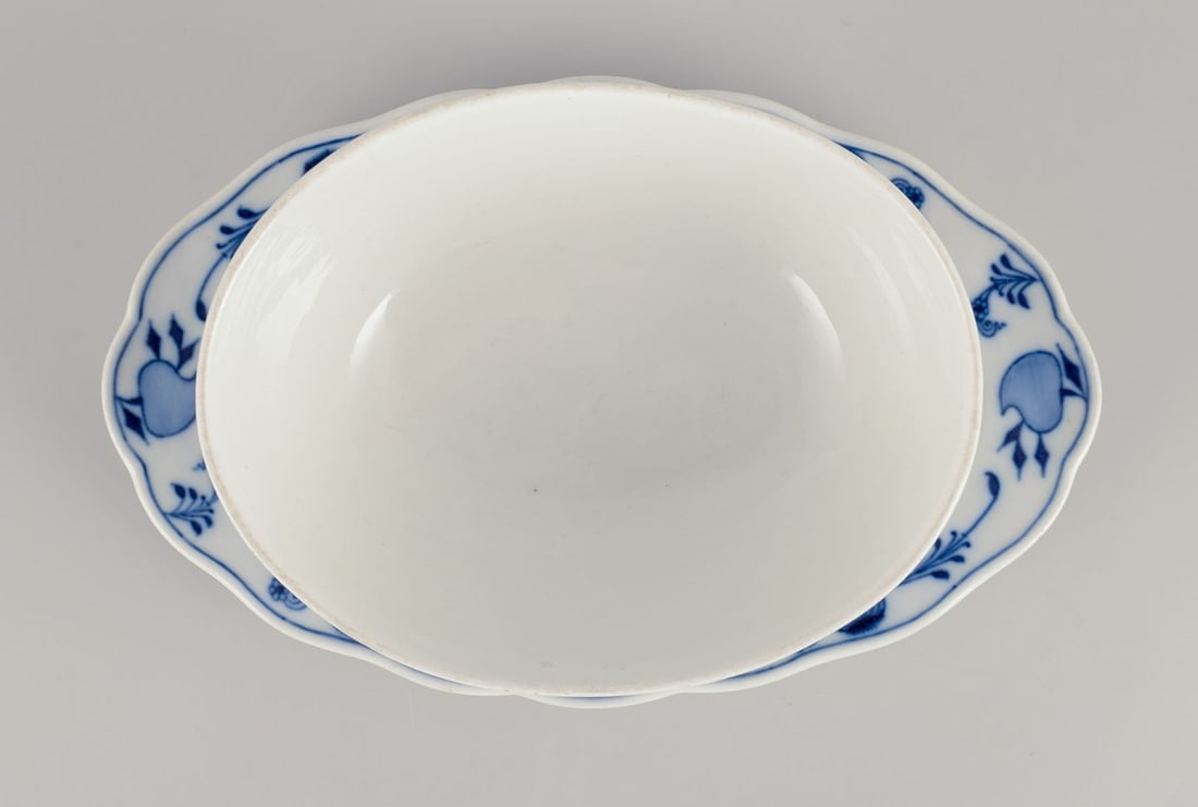 Meissen, Germany. Large Blue Onion pattern sauce boat in porcelain. Approx. 1900. - 4