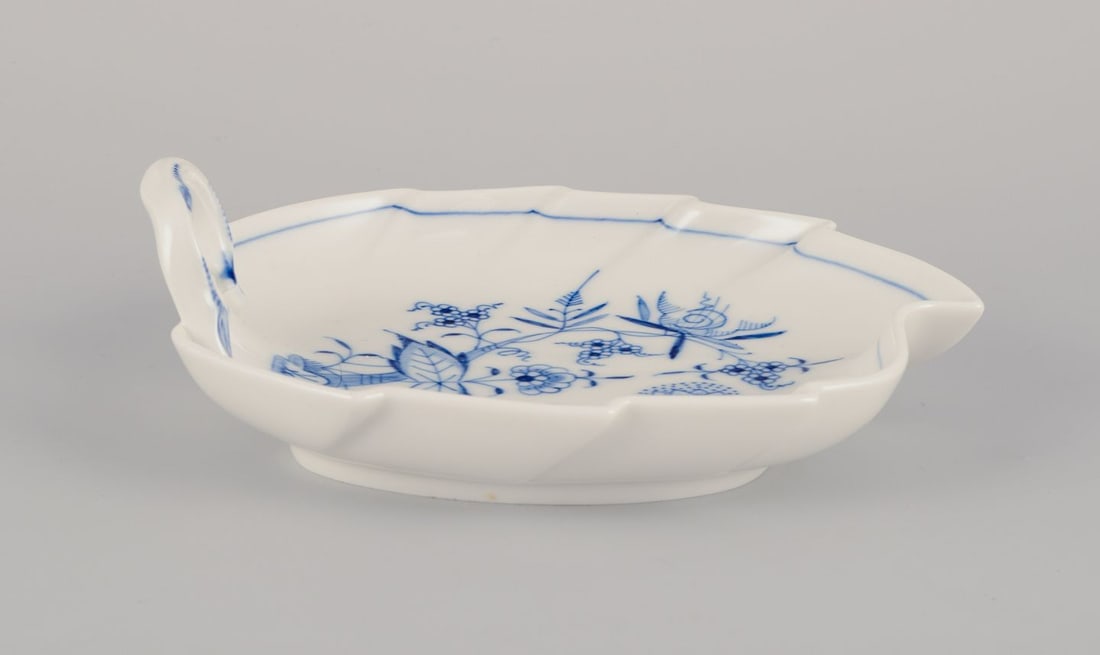 Meissen, Germany. Blue Onion pattern. Leaf-shaped dish with handle. Mid-20th C. - 2