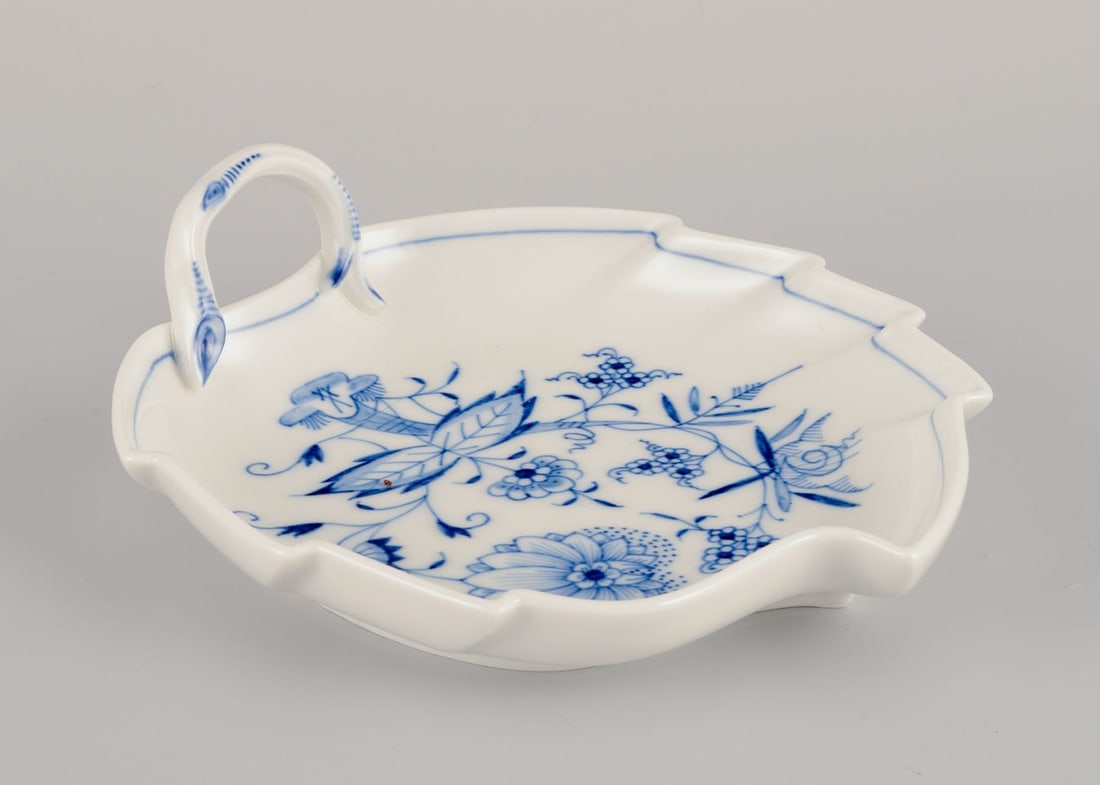Meissen, Germany. Blue Onion pattern. Leaf-shaped dish with handle. Mid-20th C. - 3