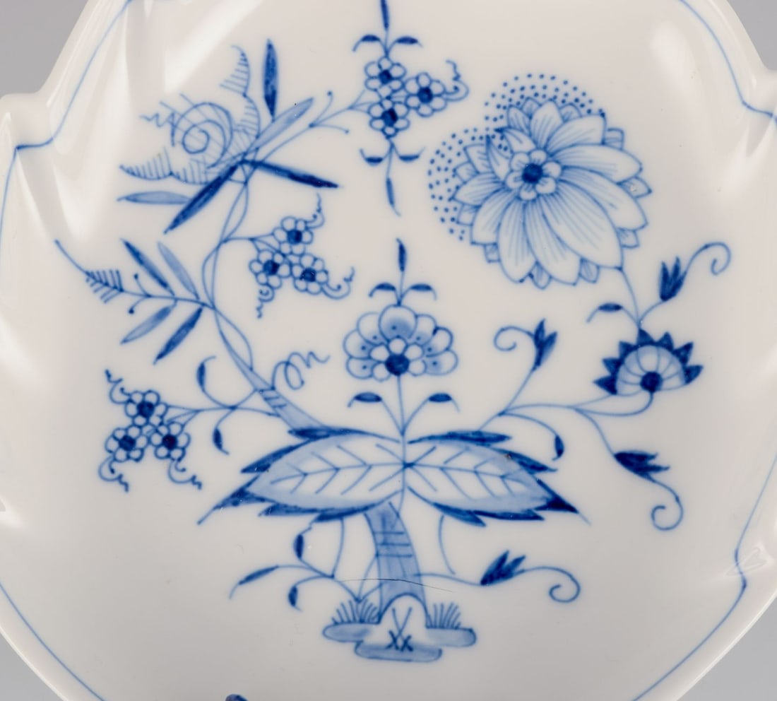 Meissen, Germany. Blue Onion pattern. Leaf-shaped dish with handle. Mid-20th C. - 5