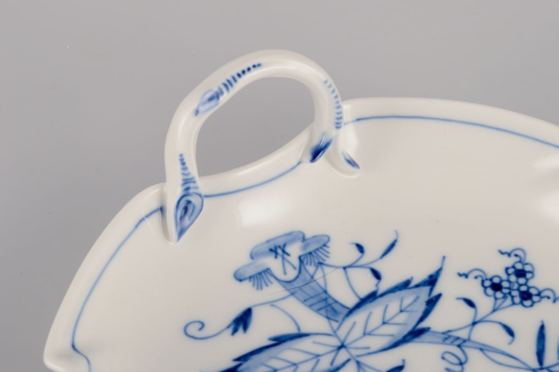 Meissen, Germany. Blue Onion pattern. Leaf-shaped dish with handle. Mid-20th C. - 6