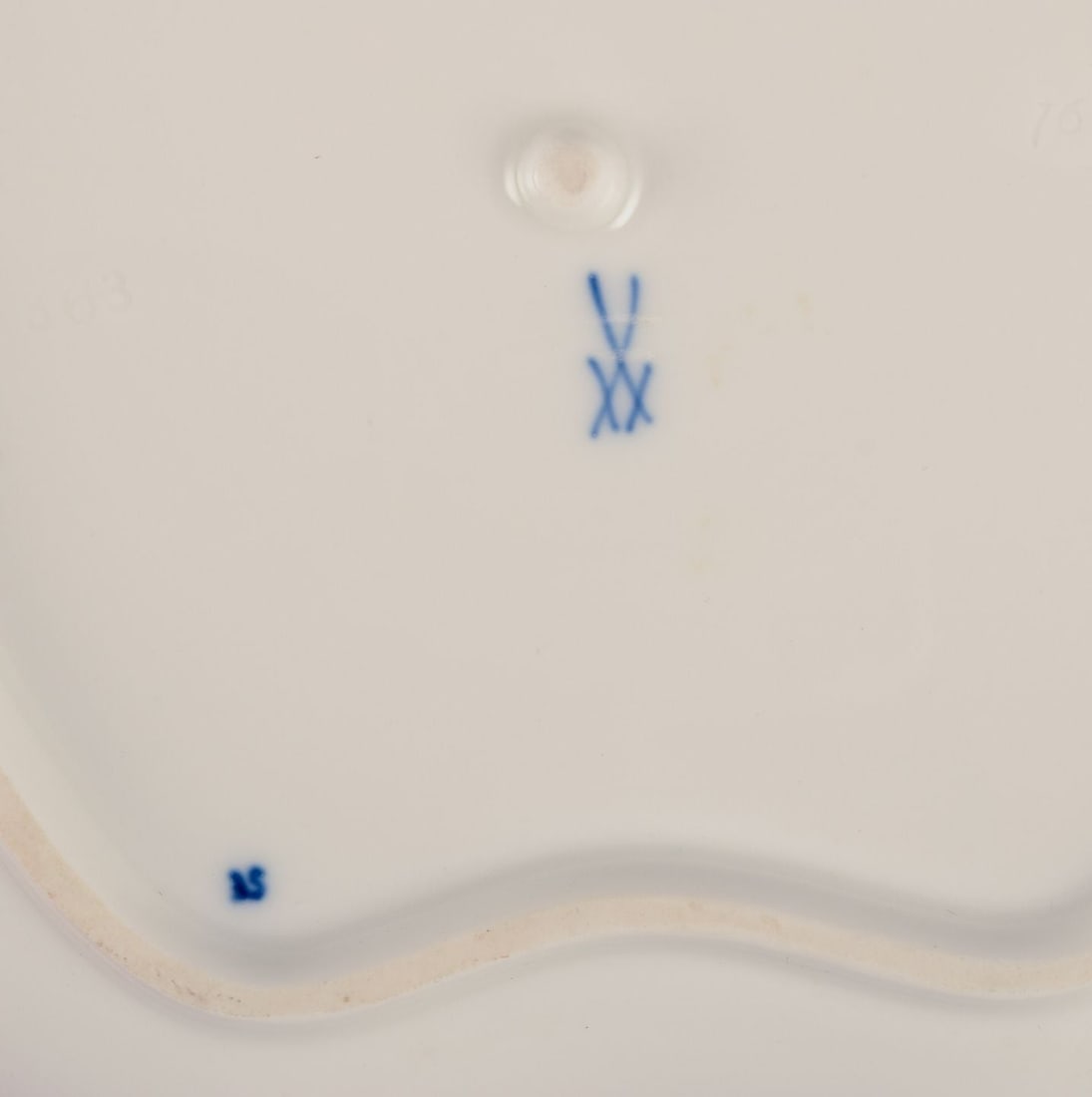 Meissen, Germany. Blue Onion pattern. Leaf-shaped dish with handle. Mid-20th C. - 7