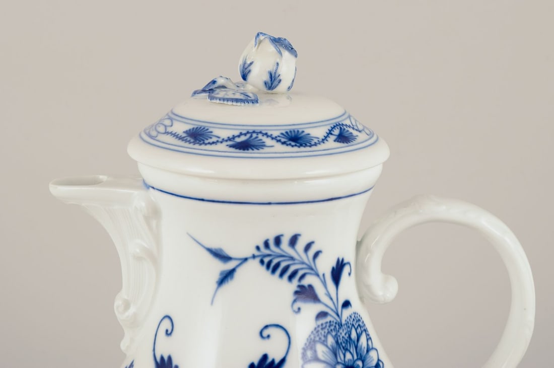 Meissen, Germany. Blue Onion pattern. Large coffee pot in porcelain. Approx. 1900. - 2