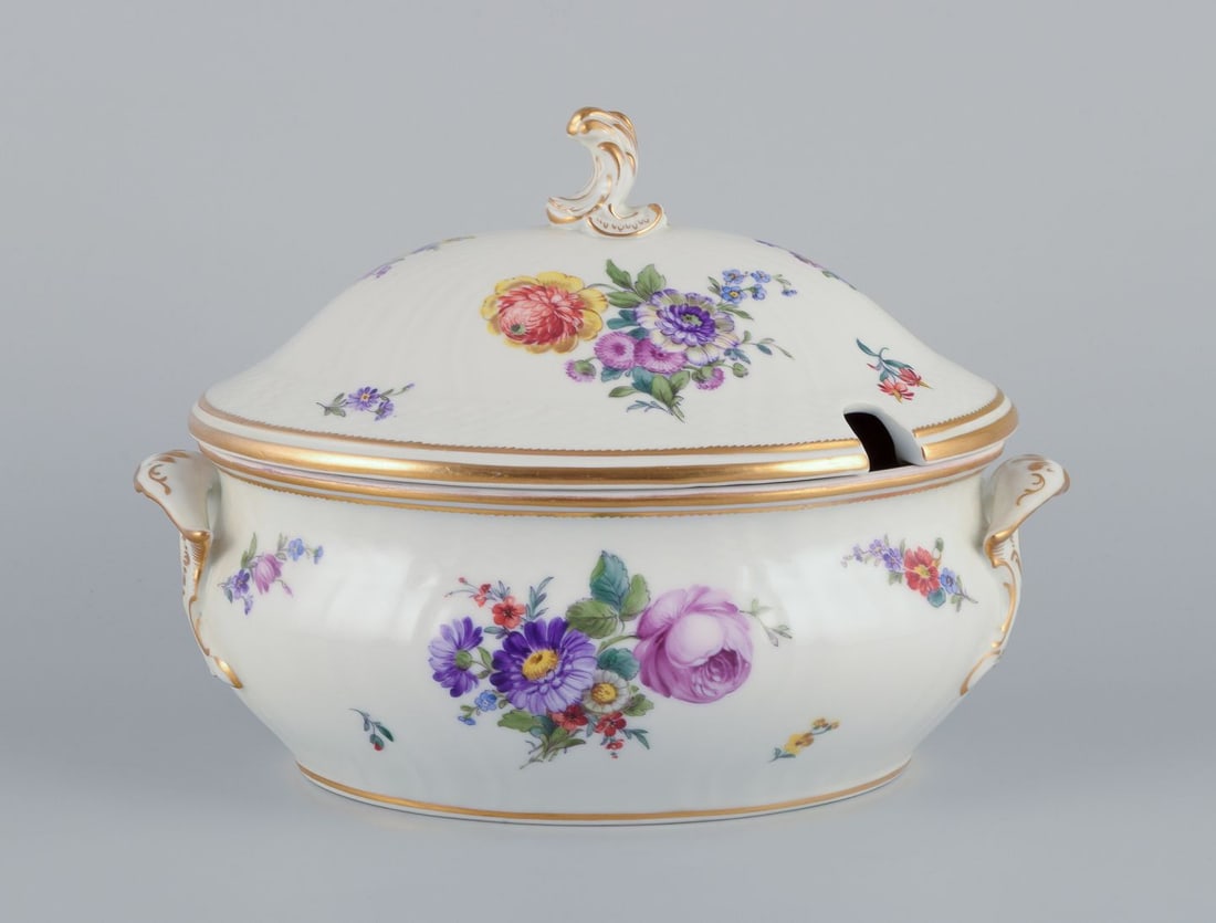 Royal Copenhagen Saxon Flower, lidded soup tureen hand-painted with polychrome floral motifs and: Title: Royal Copenhagen Saxon Flower, lidded soup tureen hand-painted with polychrome floral motifs and gold rim. Approx. 1920s. Description: Royal Copenhagen Saxon Flower, lidded soup tureen hand-pai