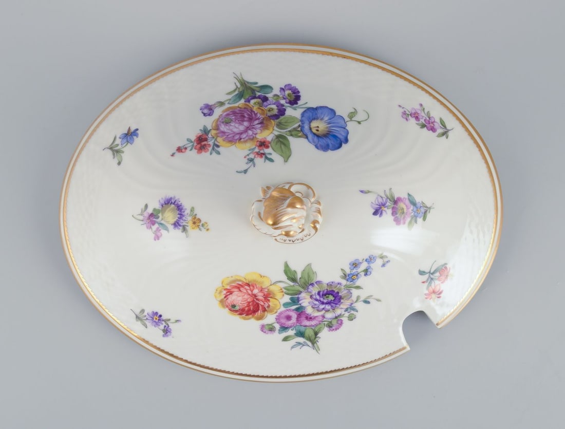 Royal Copenhagen Saxon Flower, lidded soup tureen hand-painted with polychrome floral motifs and - 4