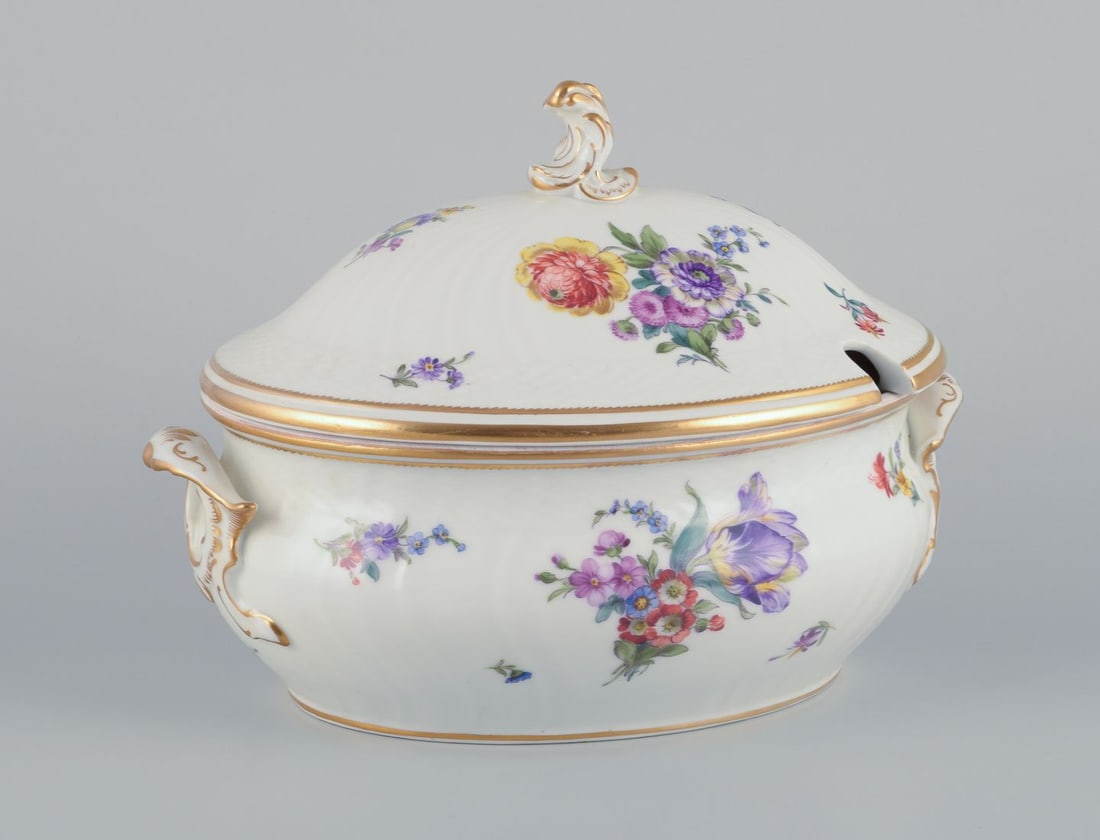 Royal Copenhagen Saxon Flower, lidded soup tureen hand-painted with polychrome floral motifs and - 8