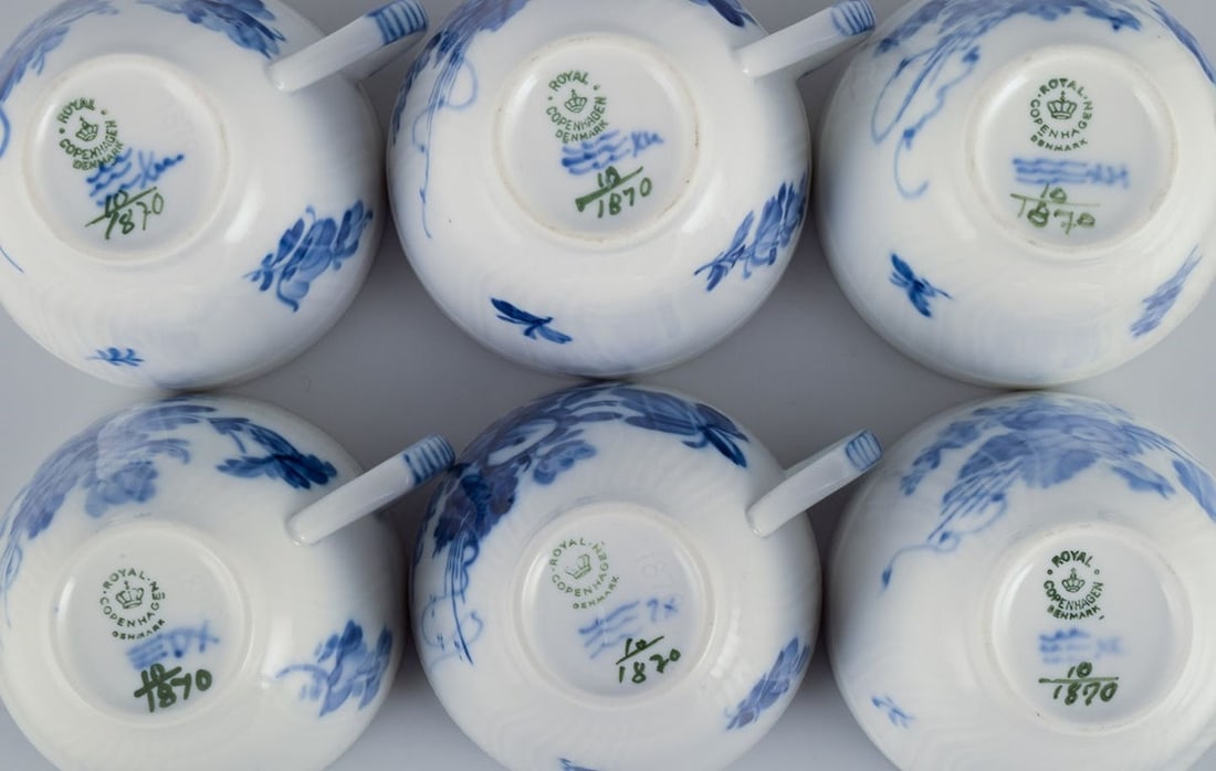 Royal Copenhagen Blue Flower curved, six coffee cups with saucers. 1950s/1960s. - 9