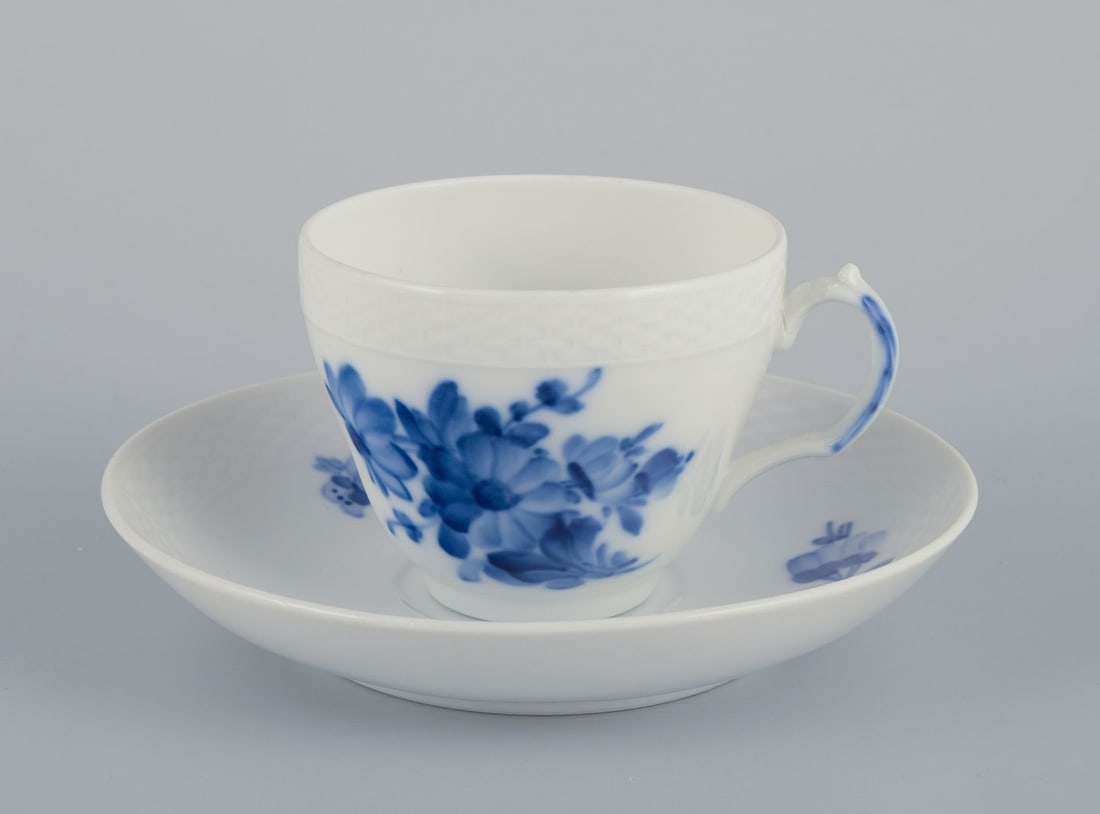Royal Copenhagen Blue Flower Braided, six coffee cups with saucers in porcelain. 1950s/60s - 2
