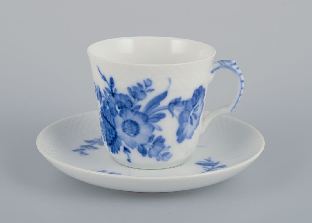 Royal Copenhagen Blue flower curved. A set of six coffee cups with saucers in porcelain. Dated 1956. - 2