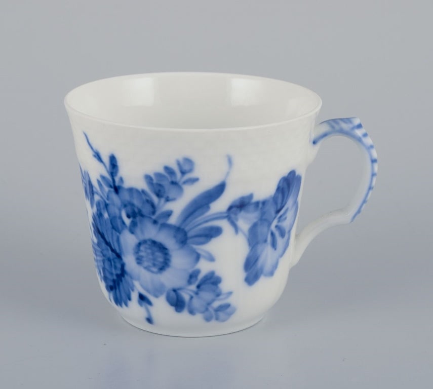 Royal Copenhagen Blue flower curved. A set of six coffee cups with saucers in porcelain. Dated 1956. - 3