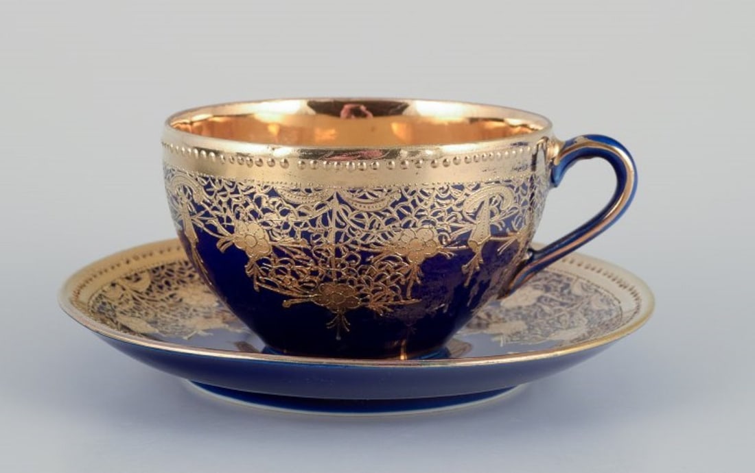 Japan, porcelain coffee service hand-decorated in Sevres blue and gold. - 2