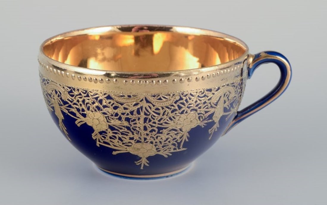 Japan, porcelain coffee service hand-decorated in Sevres blue and gold. - 3