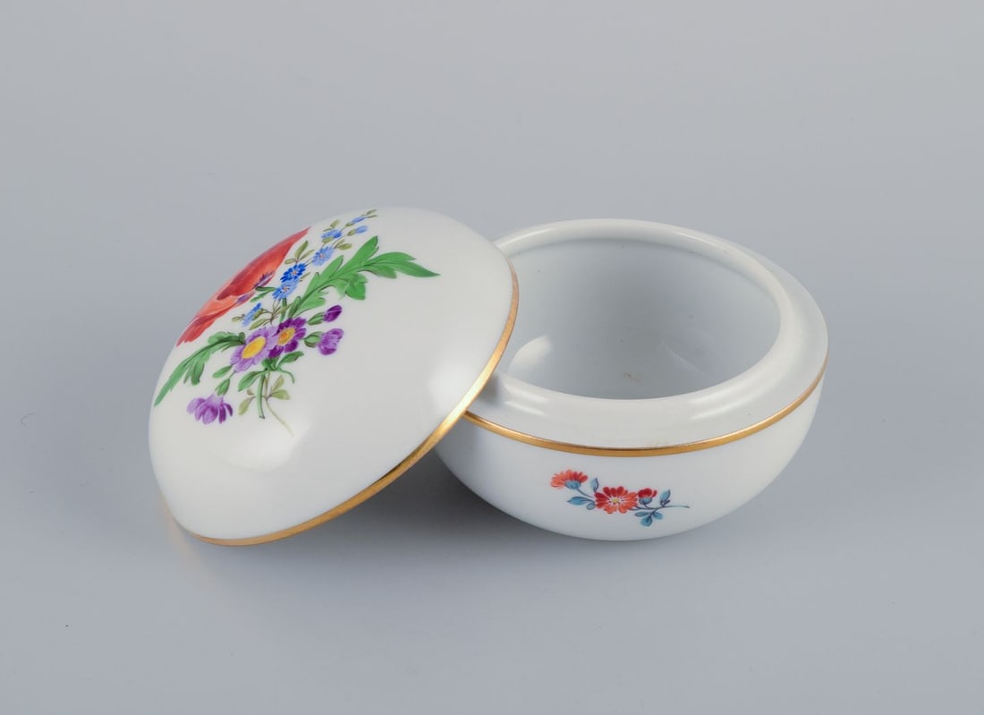 Meissen, lidded jar in porcelain. Polychrome flower motifs in overglaze. - 2
