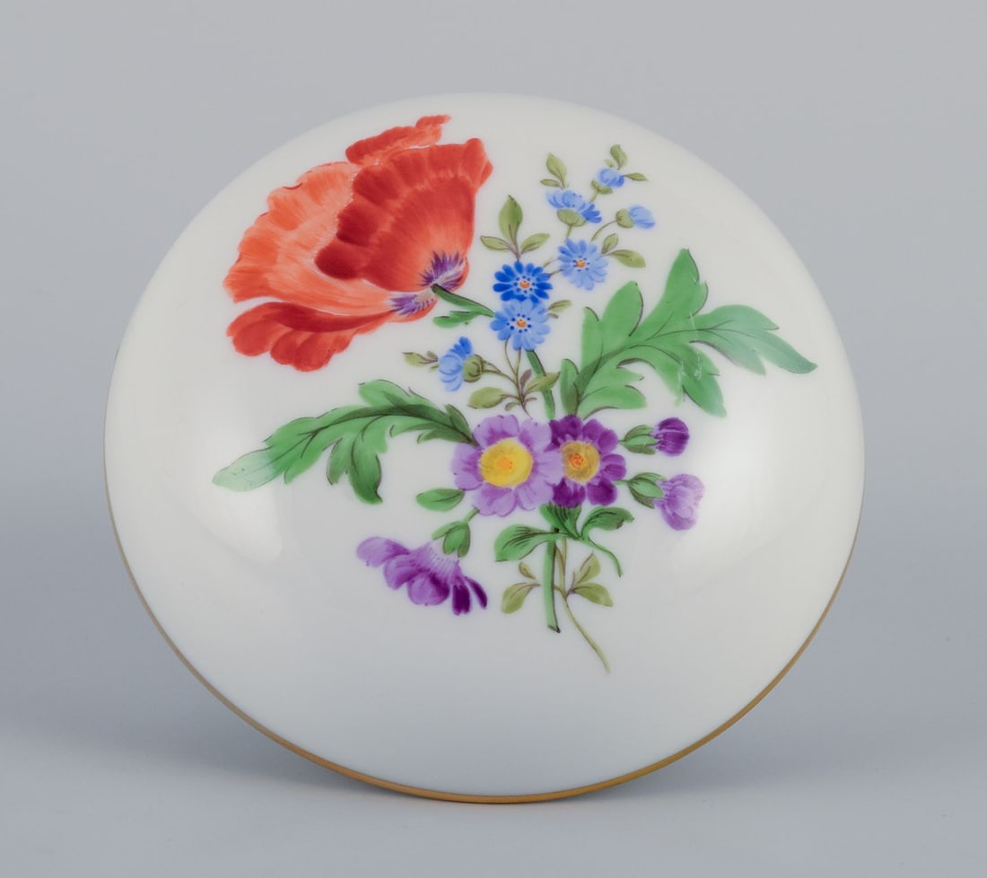 Meissen, lidded jar in porcelain. Polychrome flower motifs in overglaze. - 3