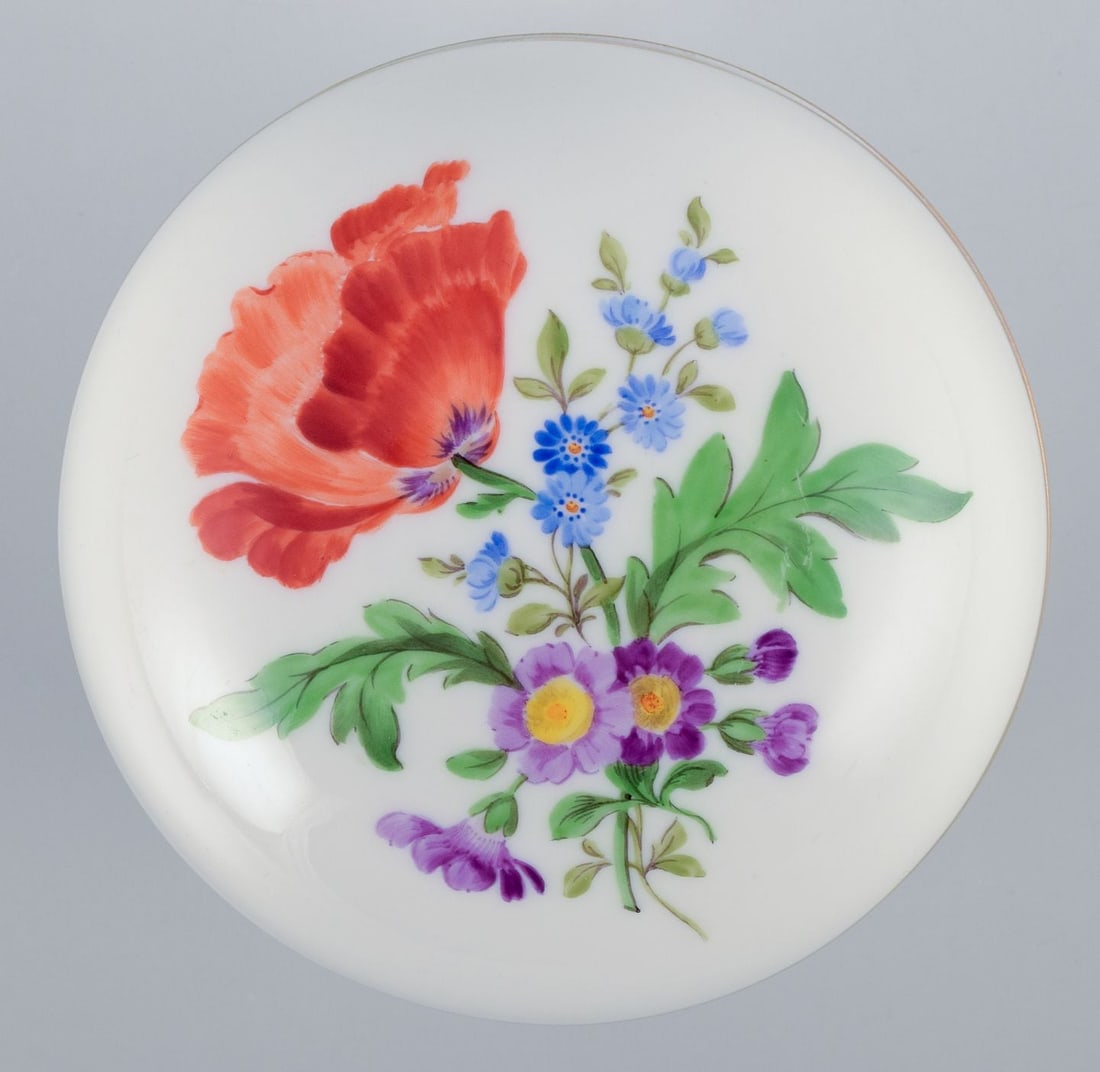 Meissen, lidded jar in porcelain. Polychrome flower motifs in overglaze. - 4