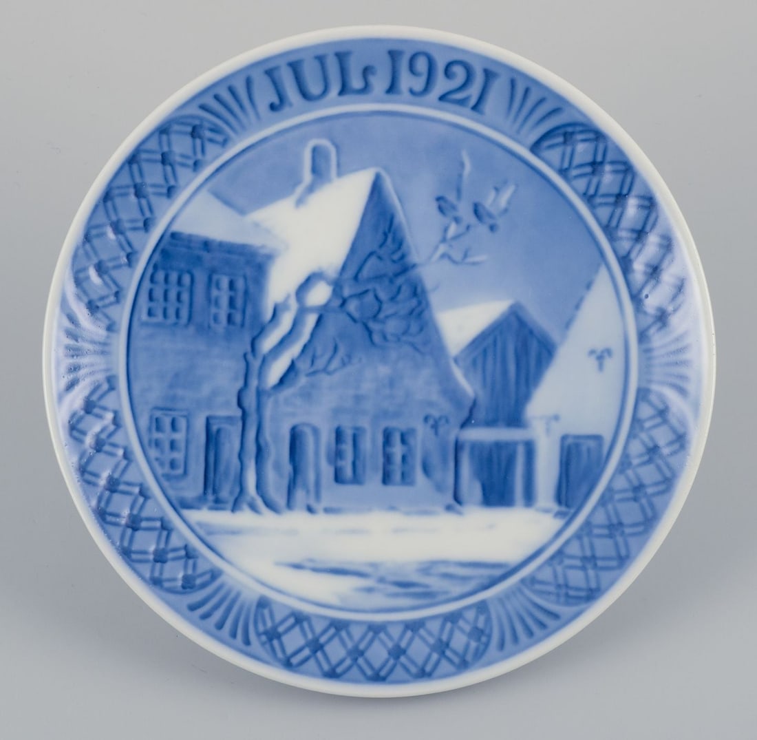 Royal Copenhagen, two Christmas plates. Years: 1921 and 1924. - 2