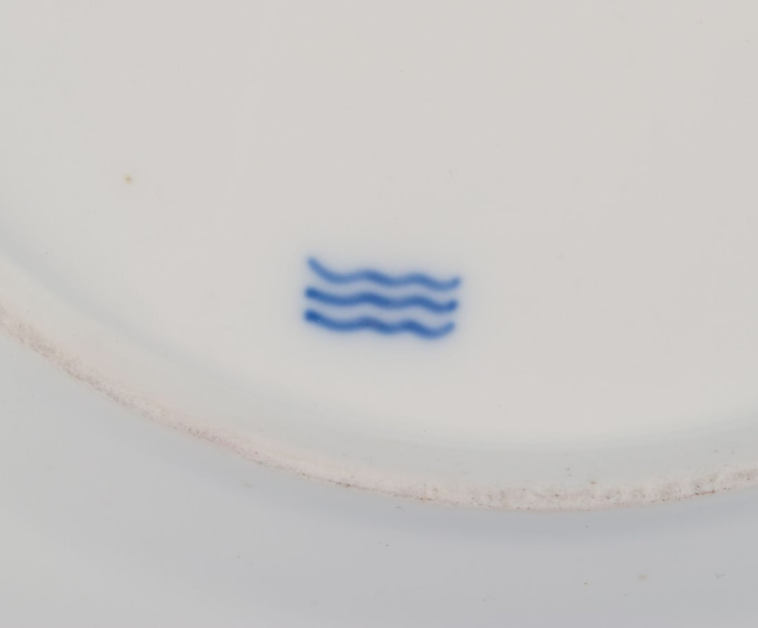 Royal Copenhagen Fauna Danica, dinner plate featuring a motif of a fox. Dated 1926 - 7