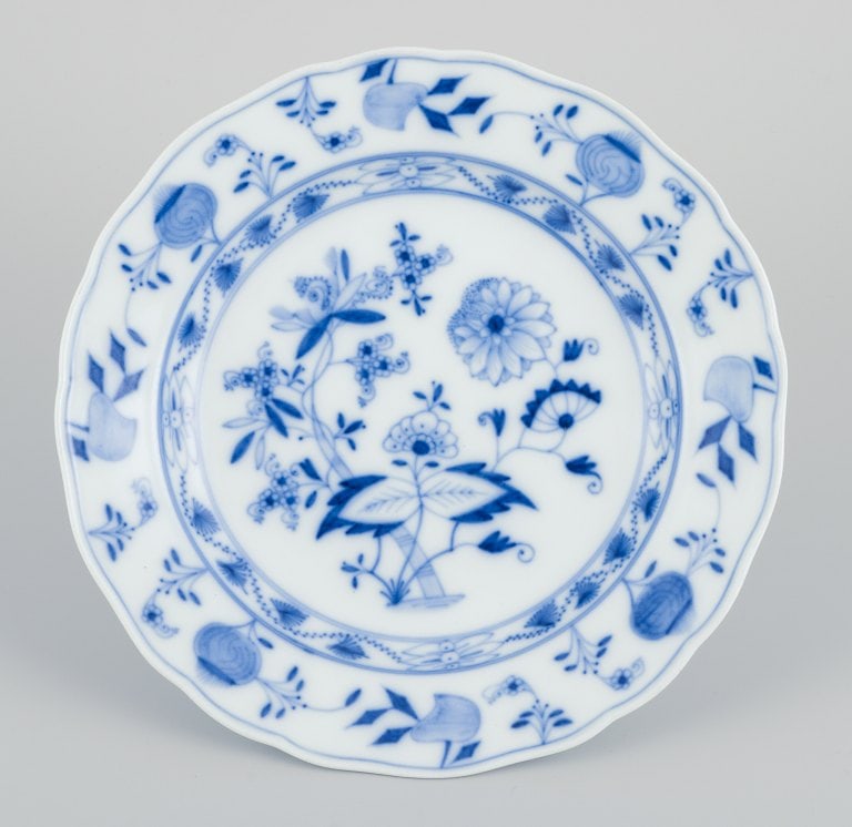 Meissen, Germany. Blue Onion pattern. Three antique dinner plates. - 2
