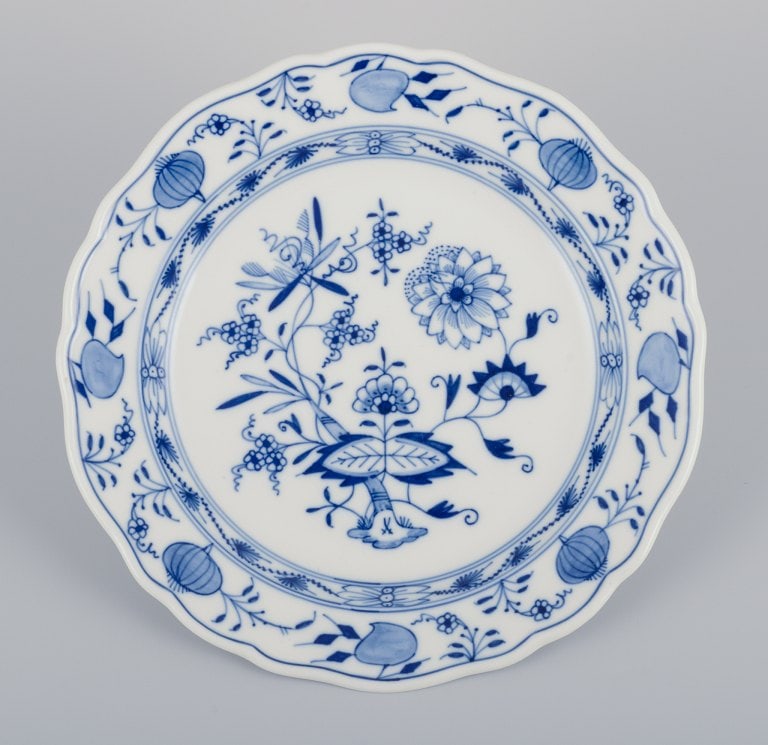 Meissen, three Blue Onion-patterned plates. Hand-decorated with flowers. - 2