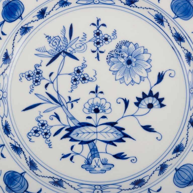 Meissen, three Blue Onion-patterned plates. Hand-decorated with flowers. - 5