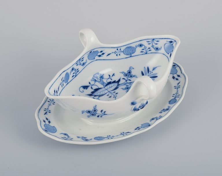 Meissen, Germany, large Blue Onion Pattern sauce boat on foot. Hand-decorated with blue flowers. - 2