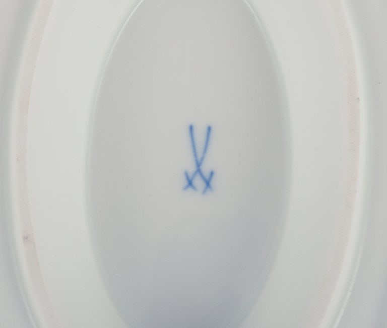 Meissen, Germany, large Blue Onion Pattern sauce boat on foot. Hand-decorated with blue flowers. - 6