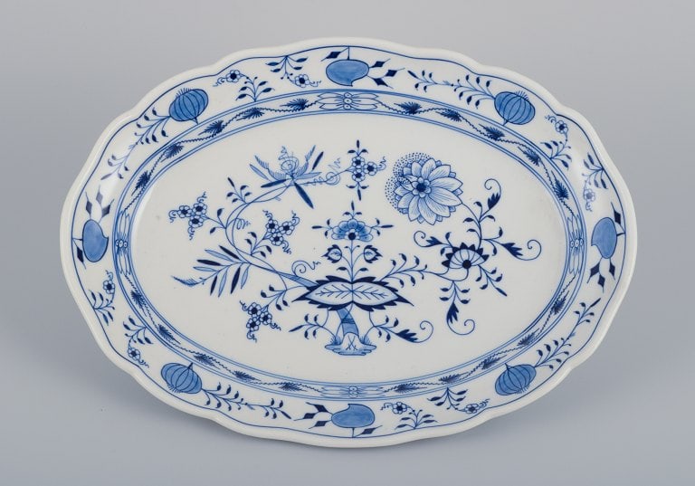 Meissen, Germany, two oval Blue Onion serving platters. Hand-decorated with blue flowers. - 2
