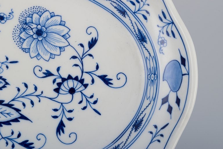 Meissen, Germany, two oval Blue Onion serving platters. Hand-decorated with blue flowers. - 4