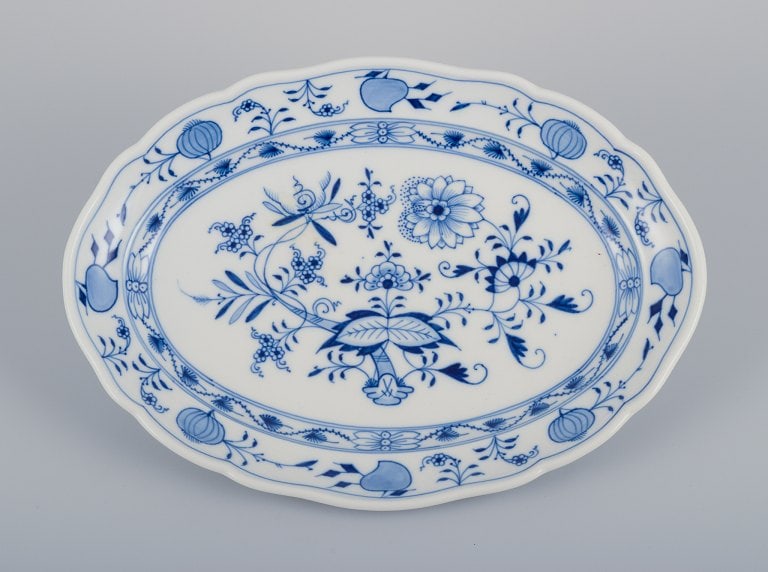 Meissen, Germany, two oval Blue Onion serving platters. Hand-decorated with blue flowers. - 6