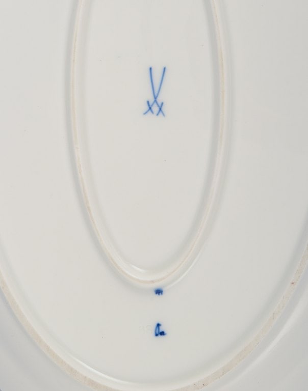 Meissen, Germany, two oval Blue Onion serving platters. Hand-decorated with blue flowers. - 8