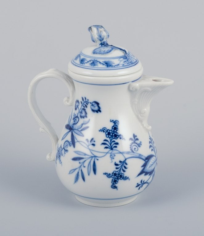 Meissen, Germany. Blue Onion-patterned mocha pot. Lid with flower bud. Hand-decorated. - 2