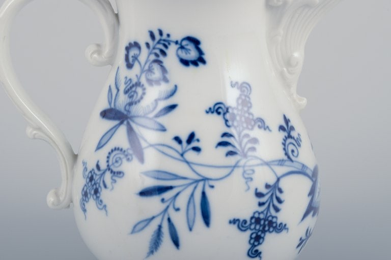 Meissen, Germany. Blue Onion-patterned mocha pot. Lid with flower bud. Hand-decorated. - 4