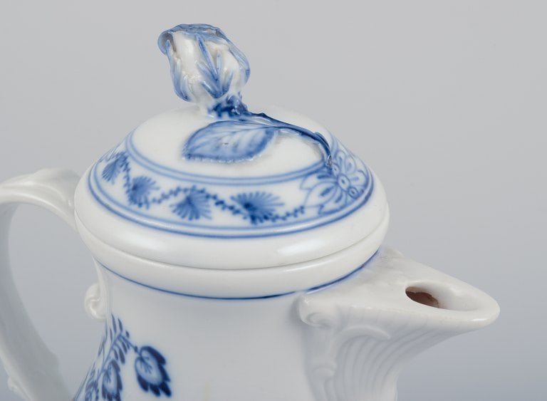 Meissen, Germany. Blue Onion-patterned mocha pot. Lid with flower bud. Hand-decorated. - 7