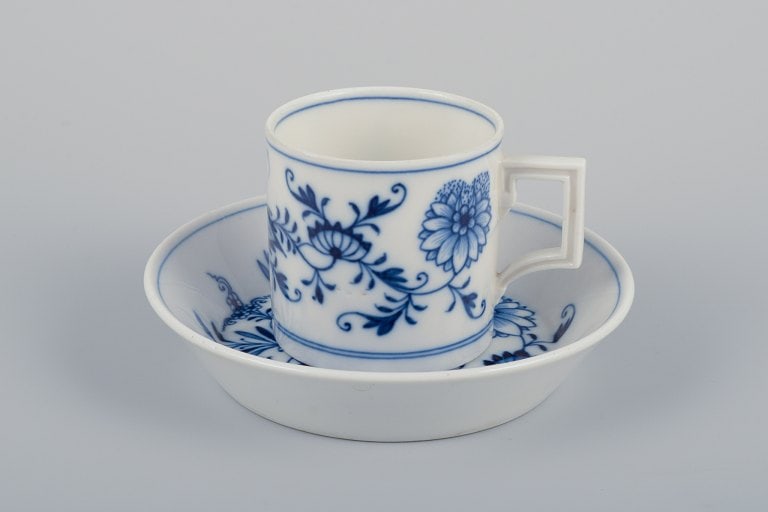 Meissen, Germany. Blue Onion. A set of three small chocolate cups with saucers. Hand-decorated with - 2