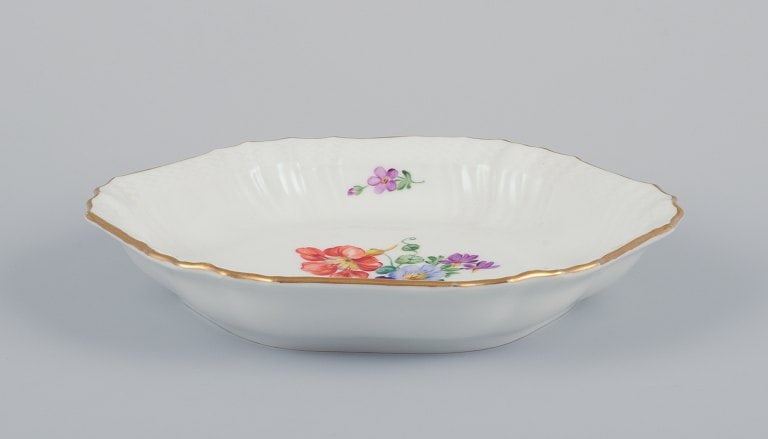 Royal Copenhagen Saxon Flower. Porcelain bowl. Hand-painted with polychrome flowers. Gold rim. - 2
