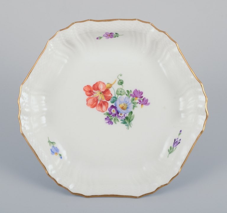 Royal Copenhagen Saxon Flower. Porcelain bowl. Hand-painted with polychrome flowers. Gold rim. - 3