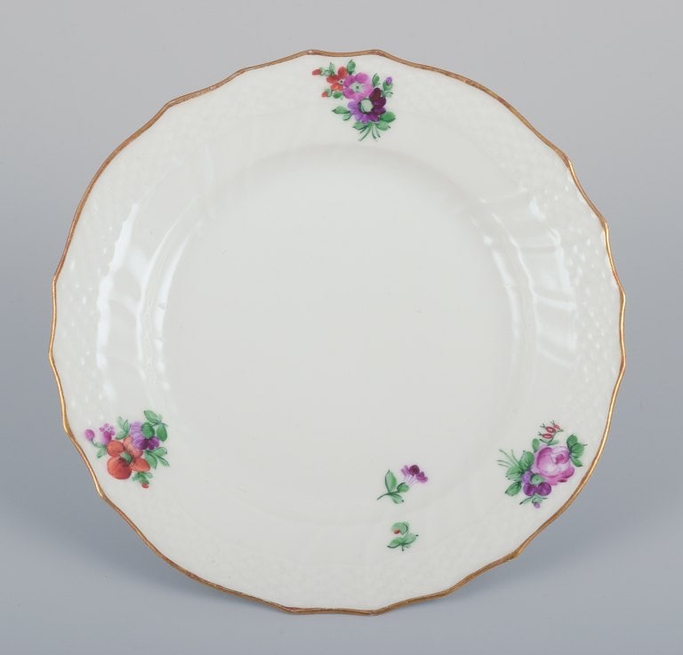 Royal Copenhagen Saxon Flower. Six porcelain plates. Hand-painted with polychrome flowers. Gold rim. - 2