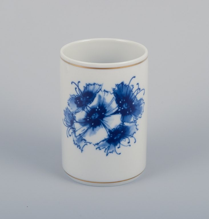 Meissen, Germany. Four vases. Hand-decorated with blue floral motifs, gold rim. - 3