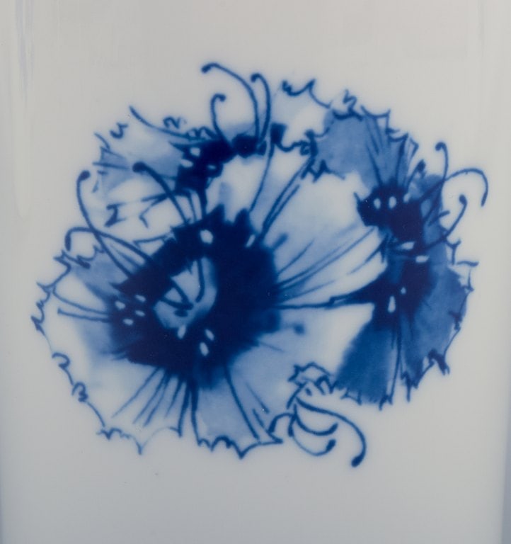 Meissen, Germany. Four vases. Hand-decorated with blue floral motifs, gold rim. - 6