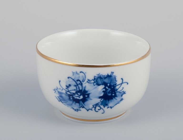 Meissen, Germany. Three small bowls. Hand-decorated with blue floral motifs, gold rim. - 4