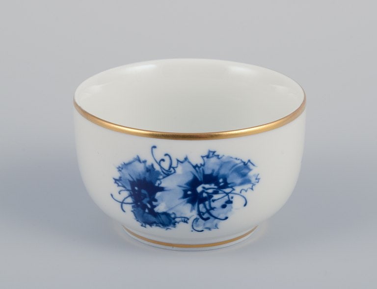 Meissen, Germany. Three small bowls. Hand-decorated with blue floral motifs, gold rim. - 5