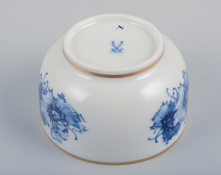Meissen, Germany. Three small bowls. Hand-decorated with blue floral motifs, gold rim. - 6
