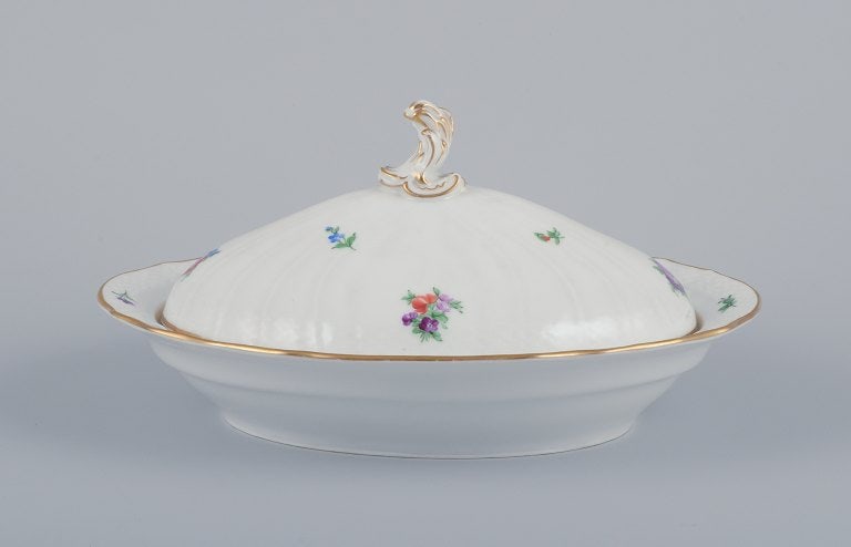 Royal Copenhagen Saxon Flower. Large oval lidded tureen in porcelain. Hand-painted with polychrome - 2