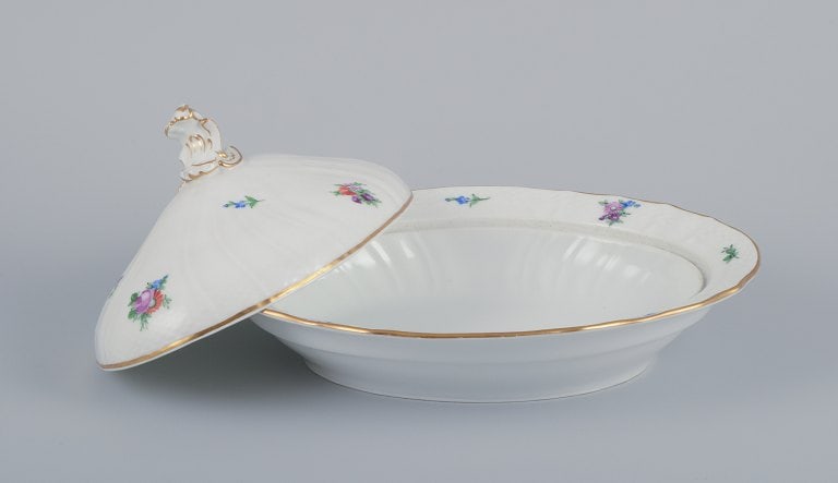 Royal Copenhagen Saxon Flower. Large oval lidded tureen in porcelain. Hand-painted with polychrome - 3