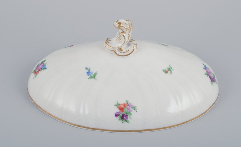 Royal Copenhagen Saxon Flower. Large oval lidded tureen in porcelain. Hand-painted with polychrome - 5