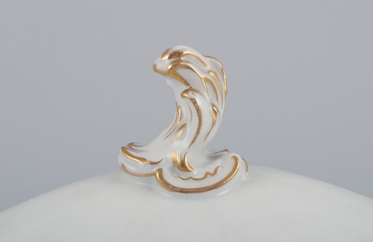 Royal Copenhagen Saxon Flower. Large oval lidded tureen in porcelain. Hand-painted with polychrome - 6