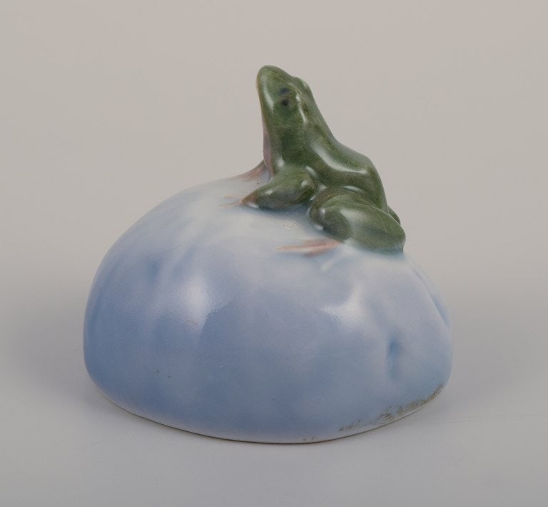 Royal Copenhagen porcelain figurine. Frog on a stone. - 2