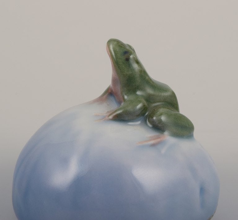 Royal Copenhagen porcelain figurine. Frog on a stone. - 4