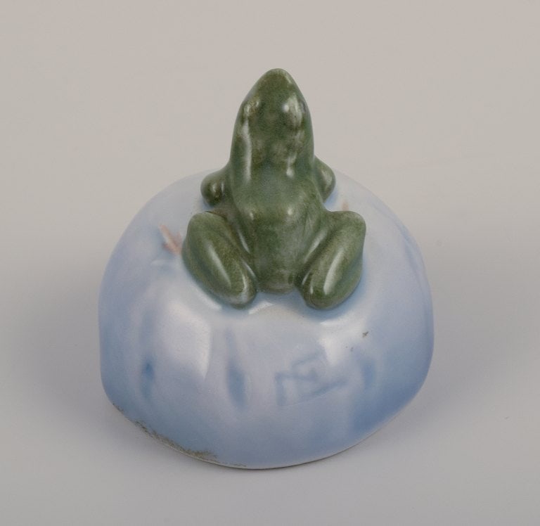 Royal Copenhagen porcelain figurine. Frog on a stone. - 5